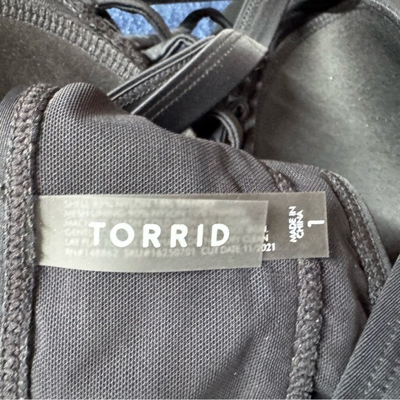 Torrid Swimsuit 1X Triangle Bikini Top Crossing Back NEW - Picture 7 of 9